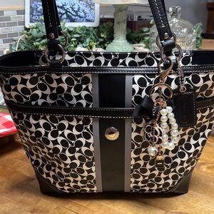 Coach leather Black and White Patterned Tote with keychain like new